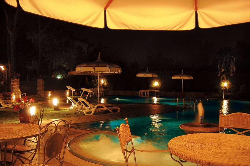 PISCINA DI NOTTE