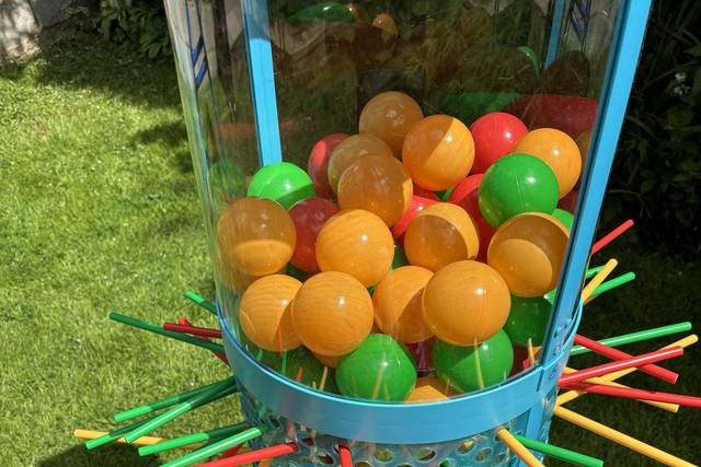 Giant kerplunk