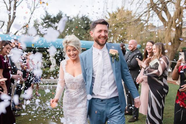 Bride & groom confetti throwin