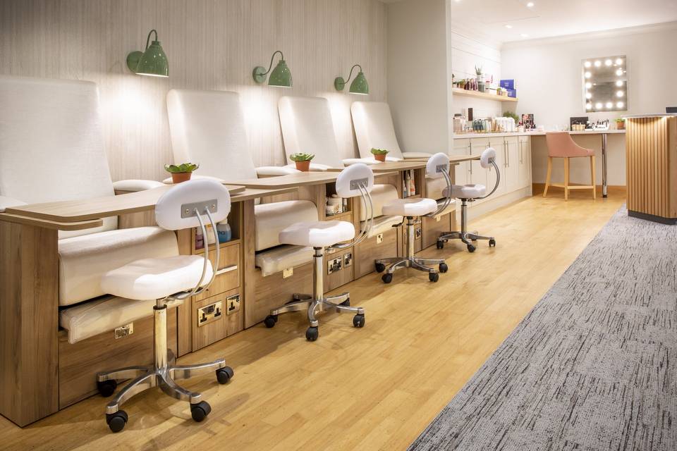 Mani/pedi station