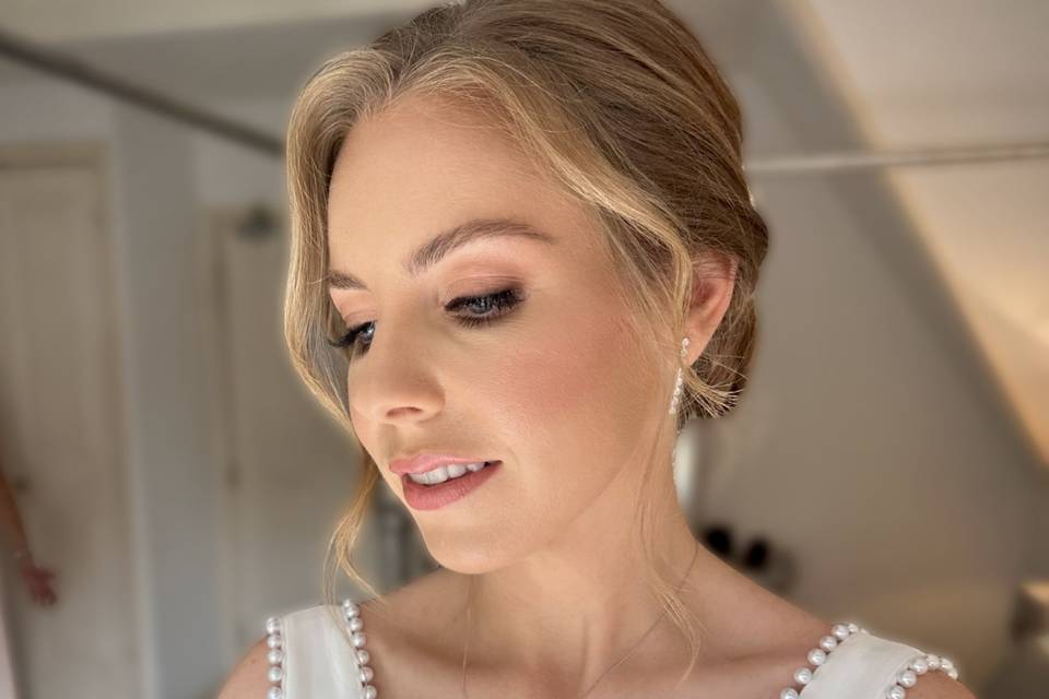 Soft glam makeup and waves
