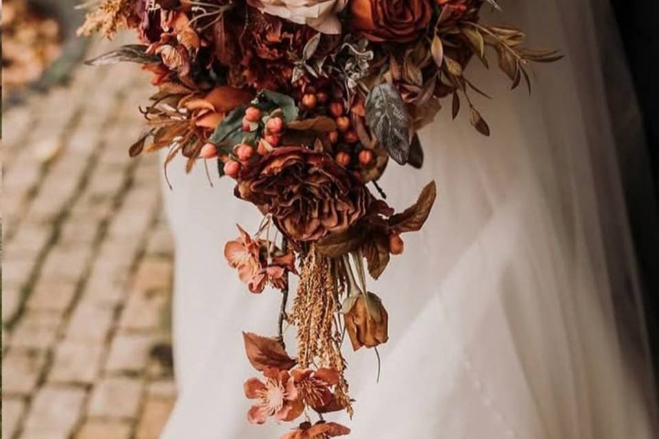 Autumnal teardrop bouquet