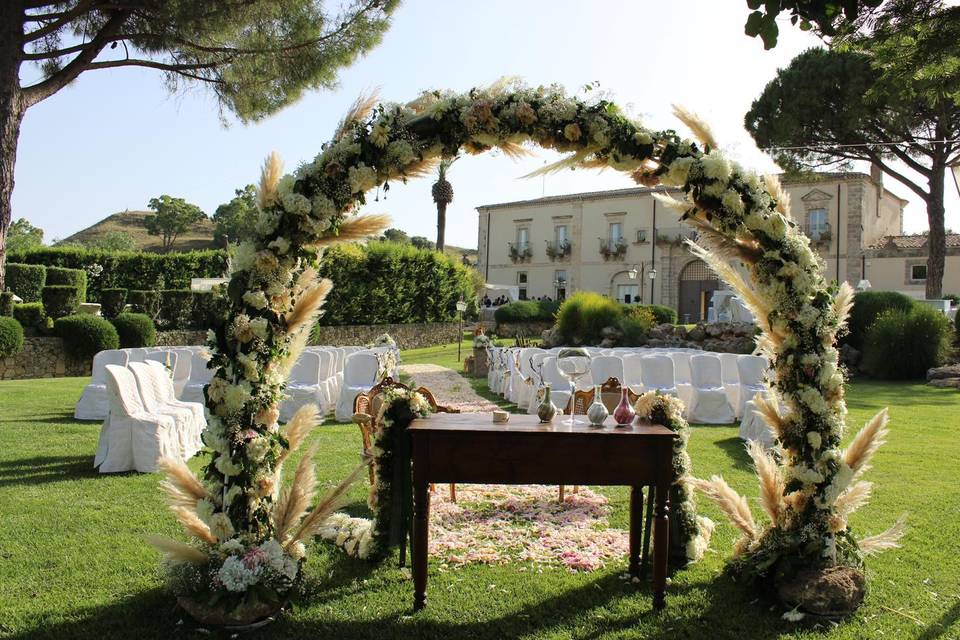 A ceremony framed by elegance