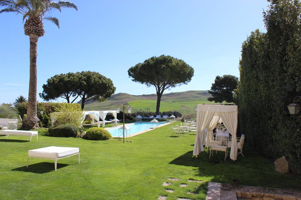 Chic moments by the pool