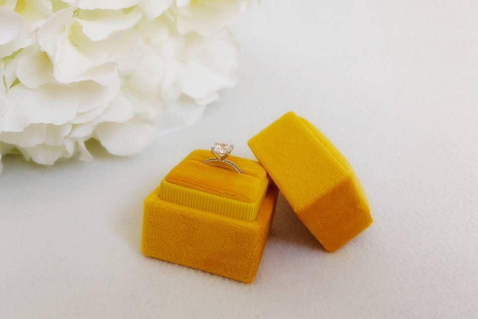 Yellow square velvet single ring box