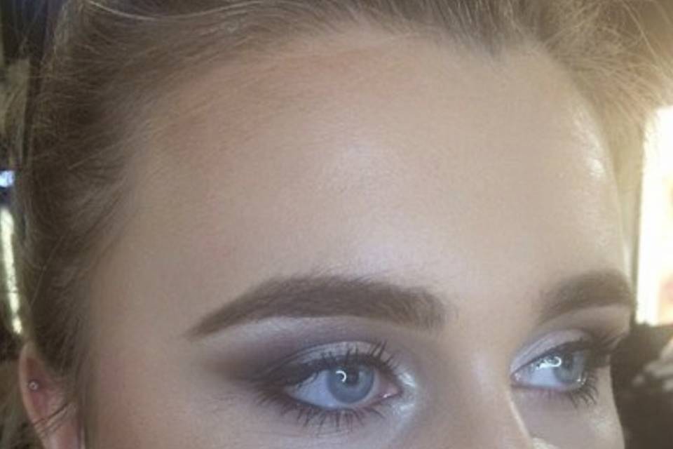 Dewy look with smoky eyes