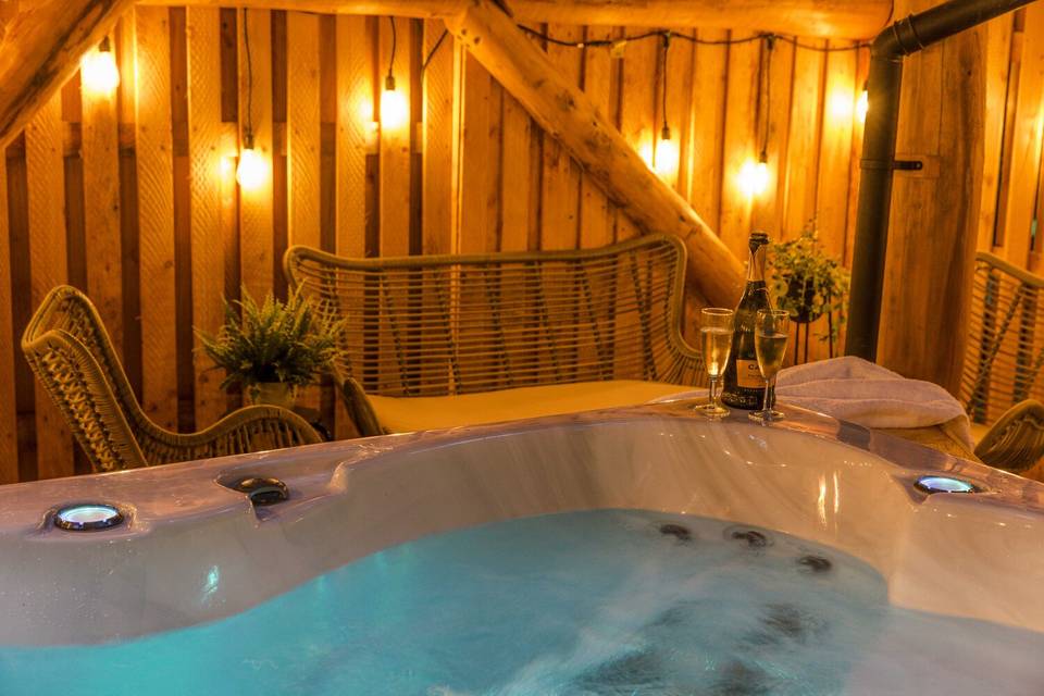 Nook 8 person hot tub