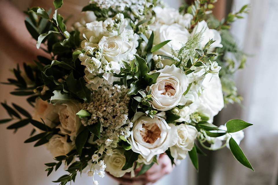 White & ivory romantic bouquet