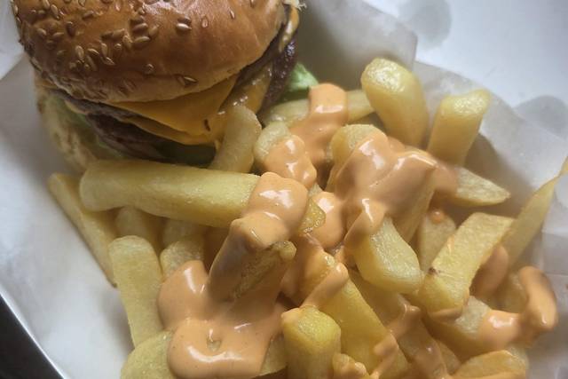 Double cheese burger, chips