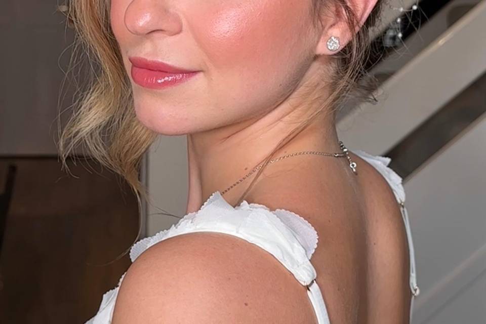 Glowy makeup