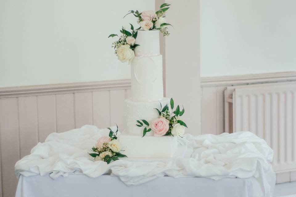 Four-tier classic white