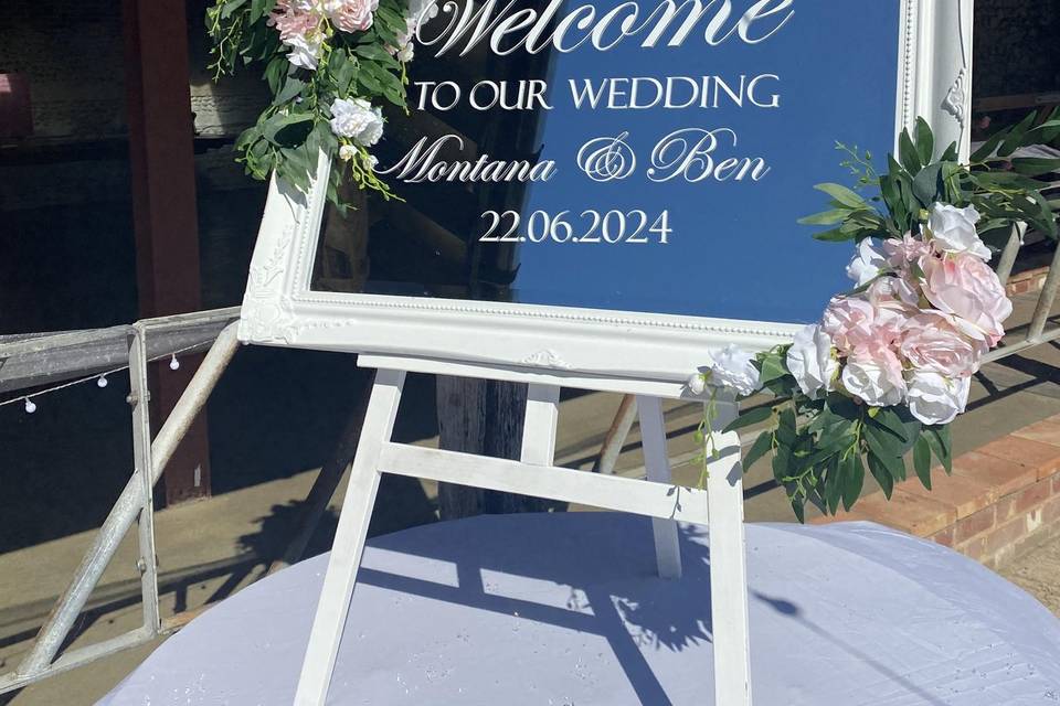 Personalised welcome mirror