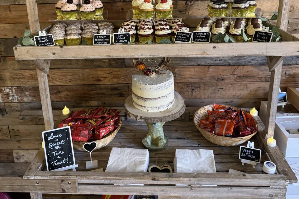 Vegan Cake & Many Cupcakes