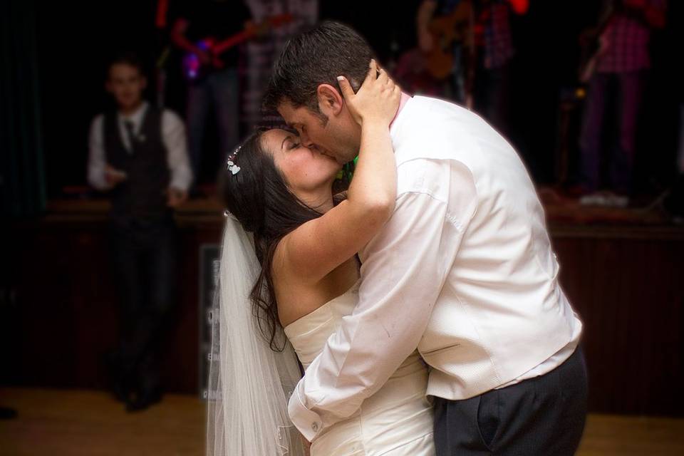 Kiss on the dance floor