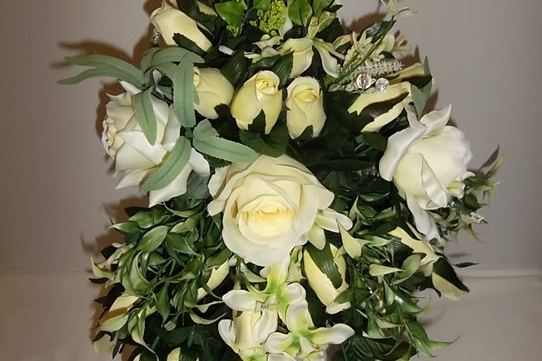 Green and ivory trailing bouquet