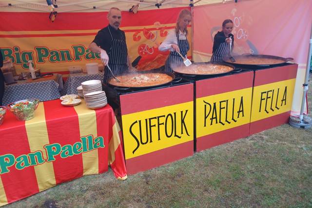 Cooking 3 paellas all differen