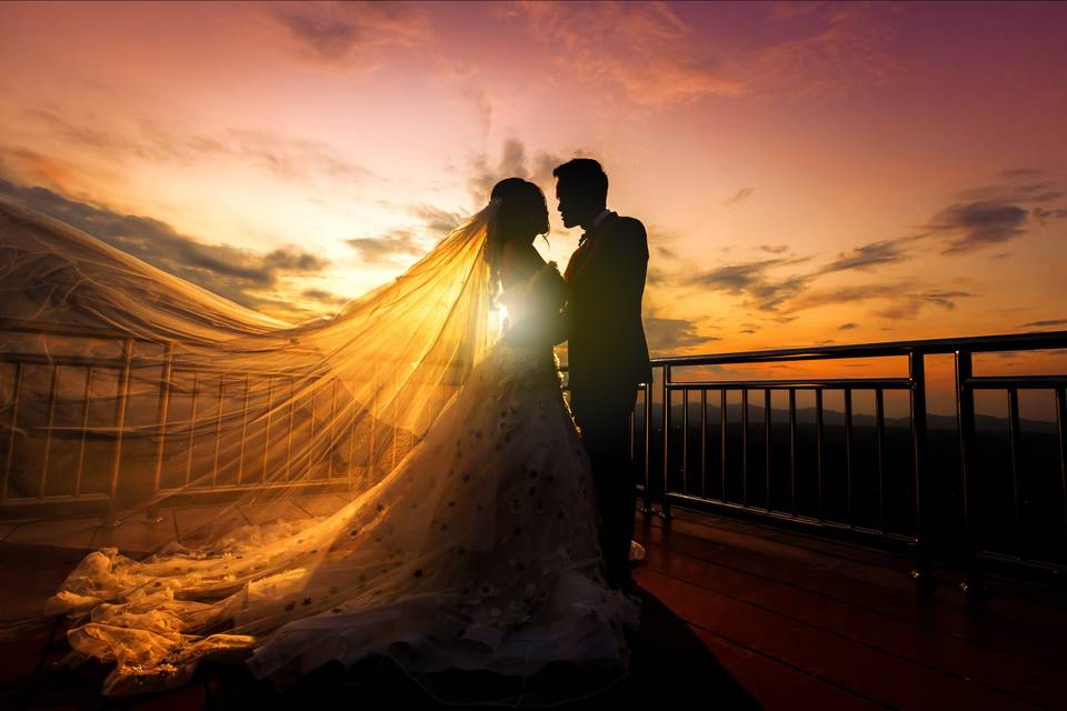 Golden Hour Wedding Magic