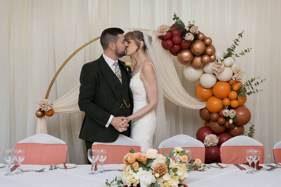 A lovely top table set up