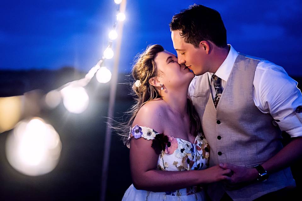 A kiss under the lights