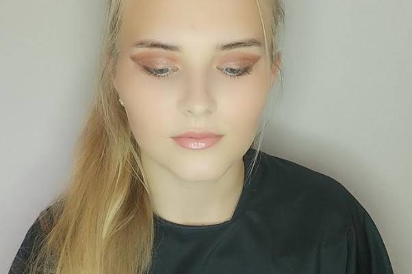 Winged eyeshadow look