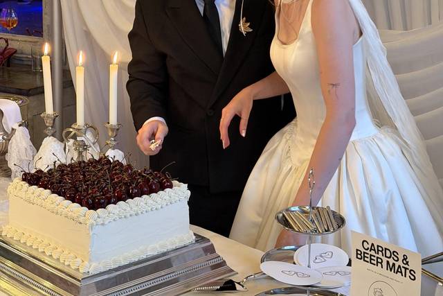 Mr & Mrs Moore - Cake Cutting