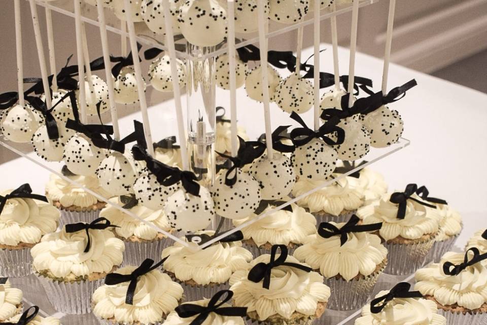 Black & white dessert table