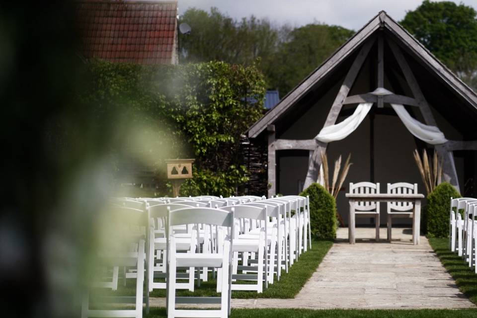 Gorgeous outdoor ceremony