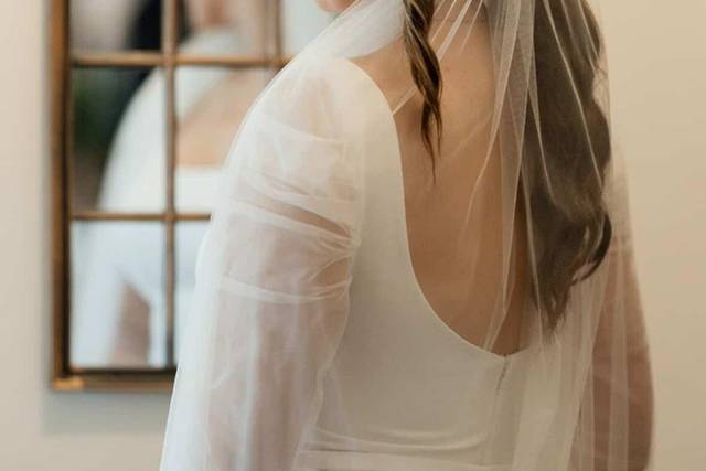 Ponytail back view with veil