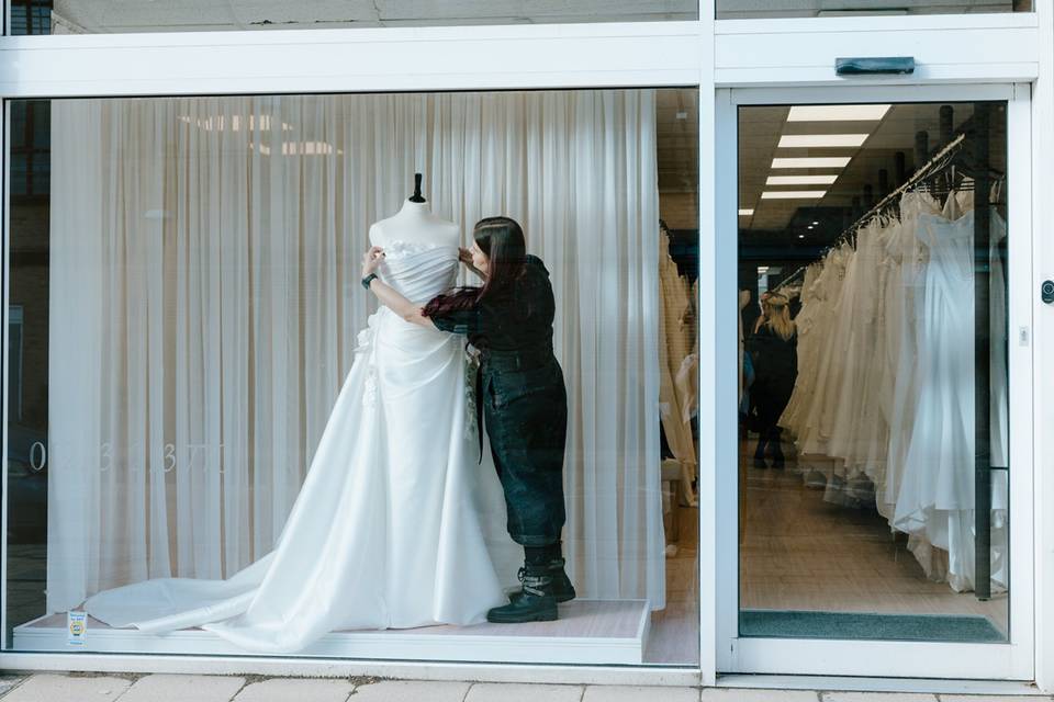 Enzoani Udelia in the window