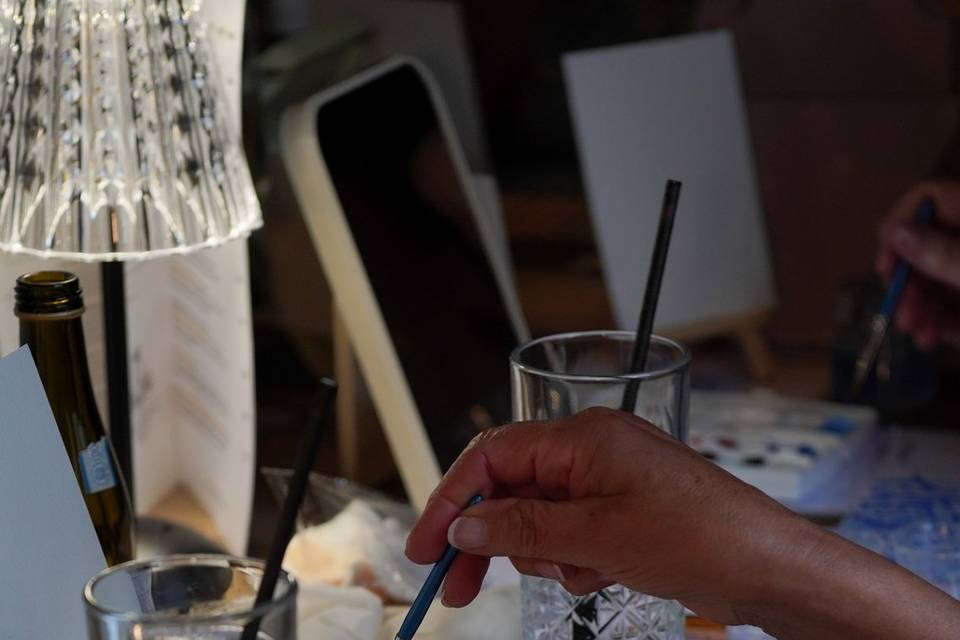 A paint. sip and glow event