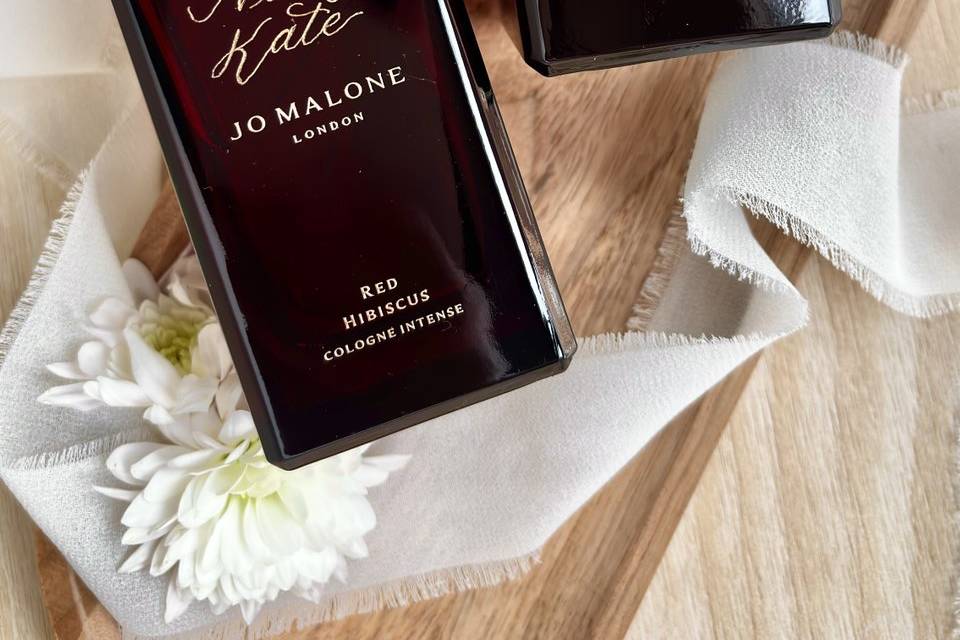 Engraving on wedding perfumes