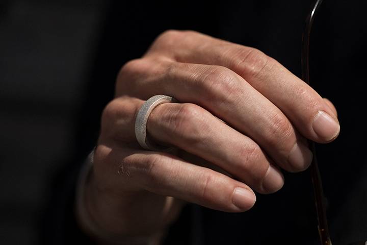 Minimal wedding rings