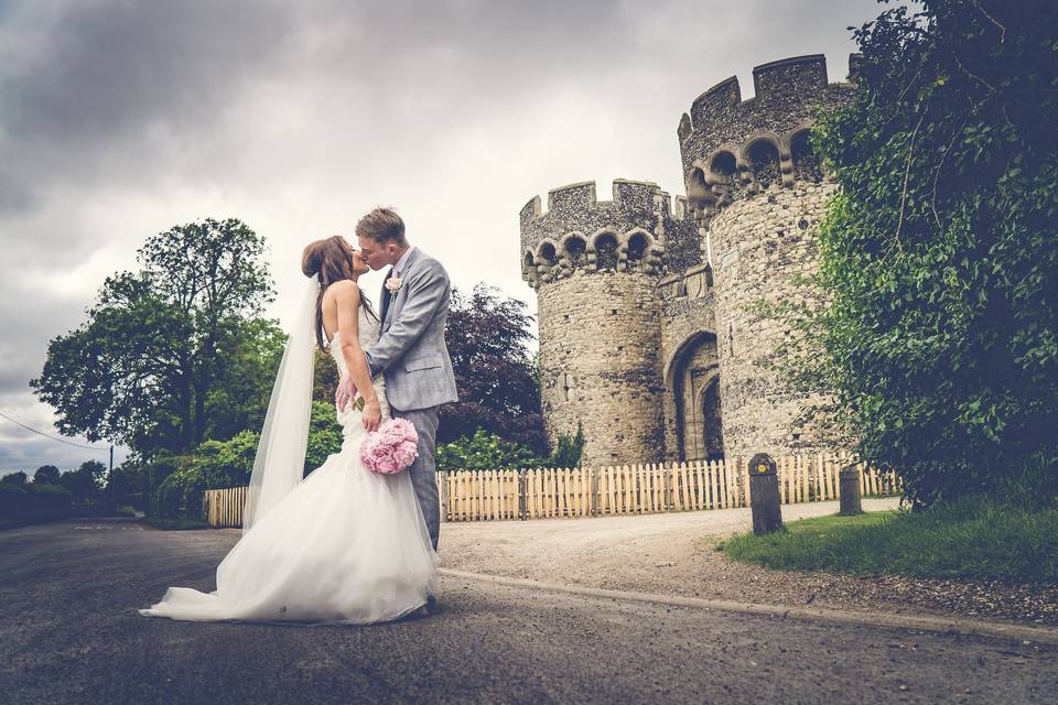 Cooling Castle Barn Wedding Venue Rochester Kent Hitched Co Uk