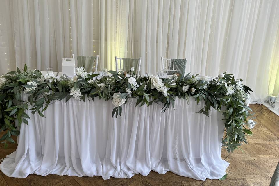 WHITE FLORAL GARLAND