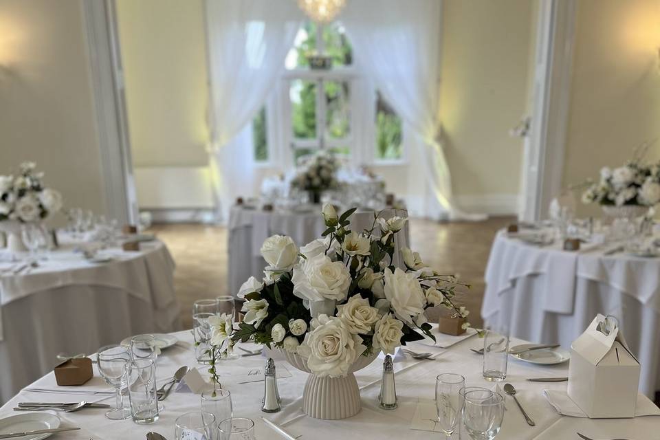 WHITE CENTREPIECE