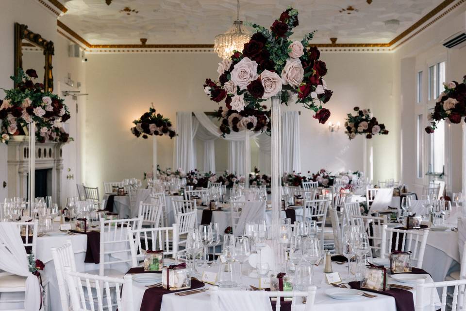 BURGUNDY AND PINK CENTRE PIECE