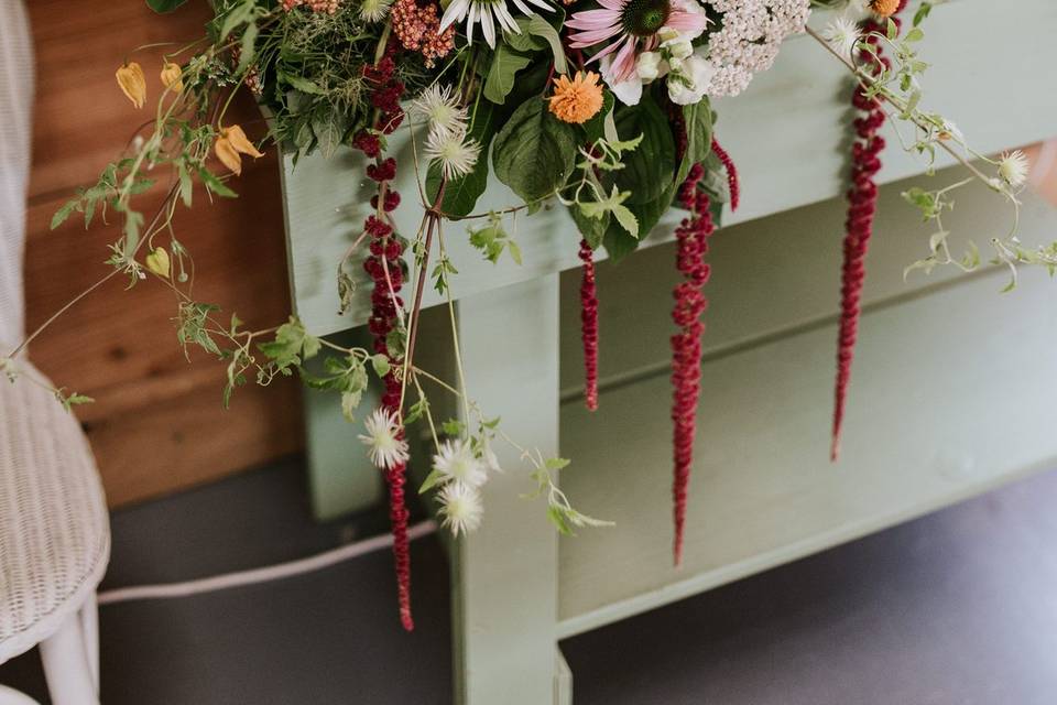 Signing table arrangement