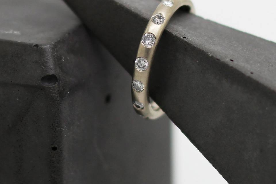 Eternity ring set with diamond