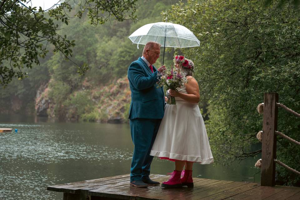 Rainy wedding photograper