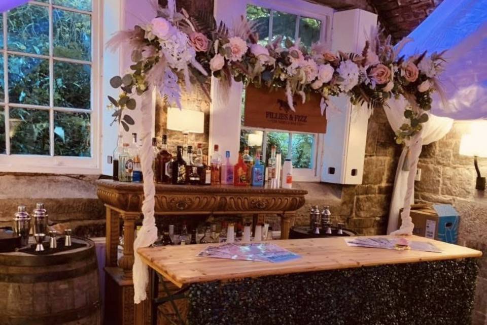 Fillies & Fizz - The Mobile bar Co