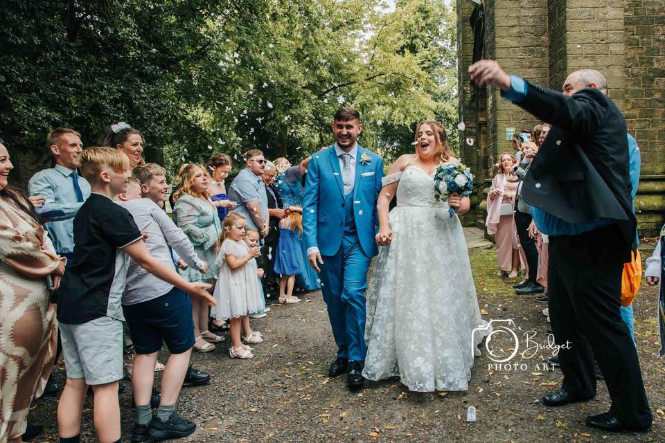 Confetti arch,wedding guests