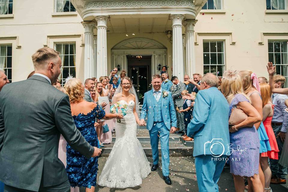 Confetti arch,wedding guests