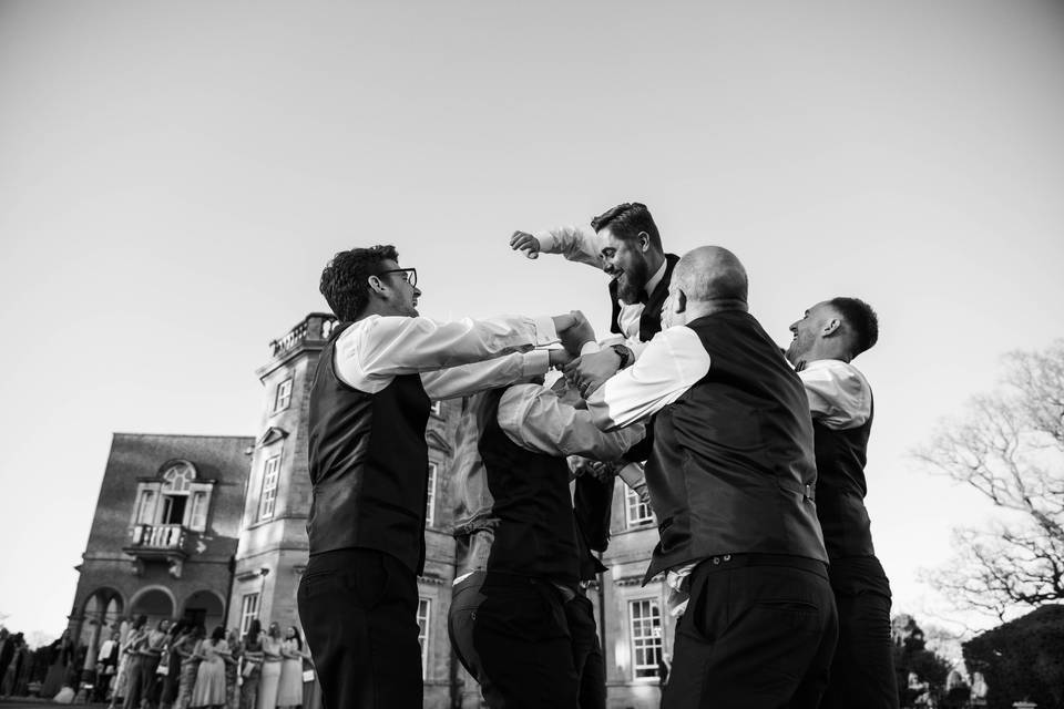 FLYING GROOM