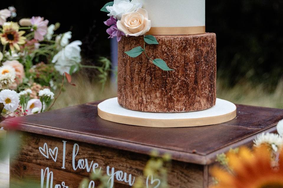 Rustic wild flower wedding cak