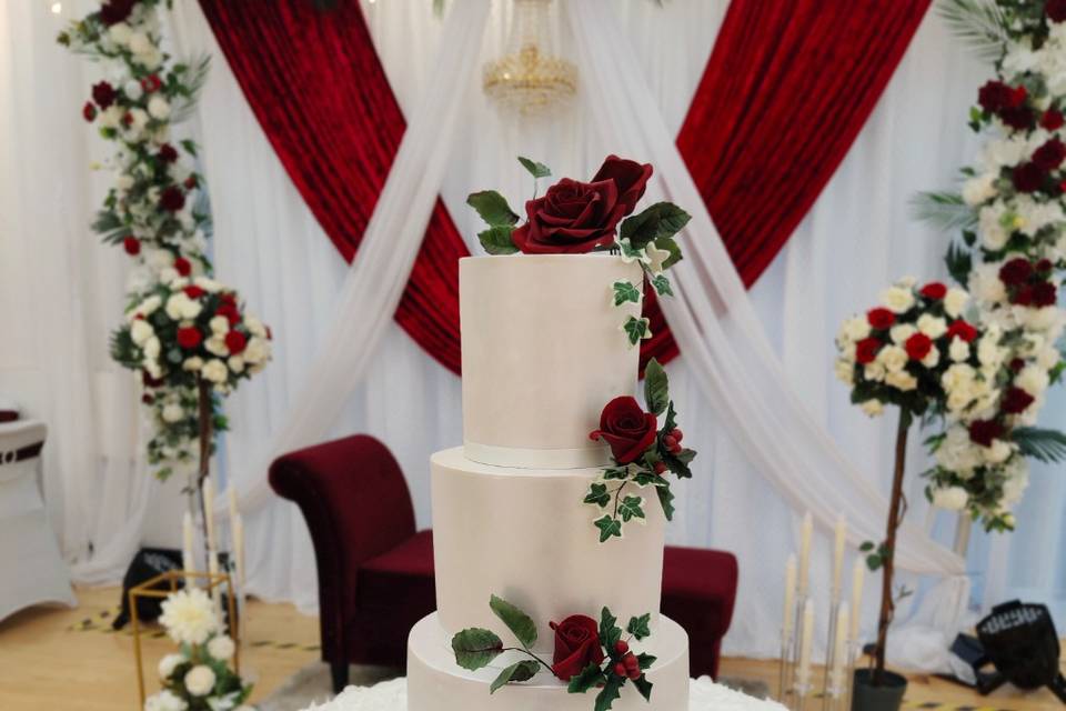 Ivy and roses wedding cake