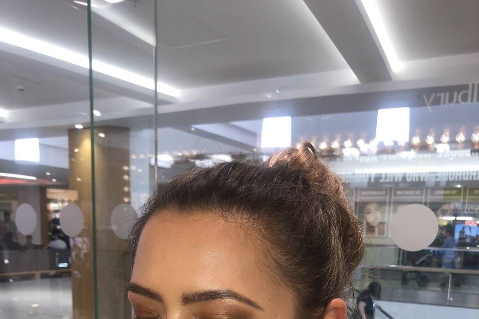 Bronzed makeup look