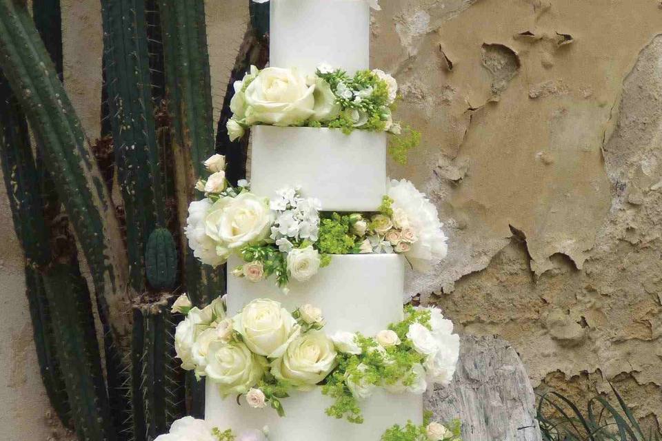 Iced cake with fresh flowers