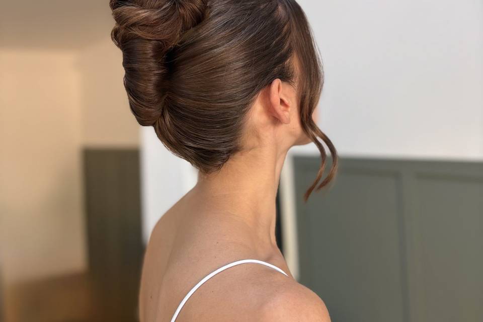 Sleek vertical twist
