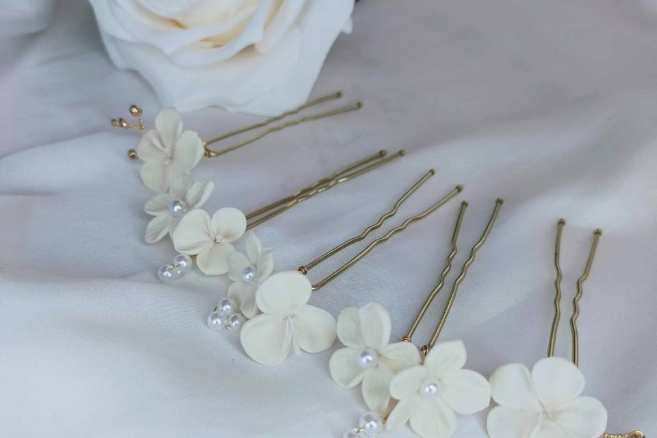 Beige hair pins