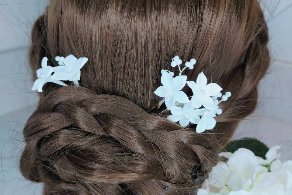 White flowers comb and pin